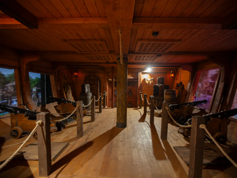 Holzdeck und Durchgang unter Deck